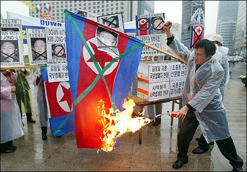 지난해 12월 4일 오후 반핵반김국민협의회의 주최로 서울시청앞 광장에서 열린 '4대 악법저지 범국민 궐기대회'에서 북핵저지시민연대 회원들이 국가보안법 폐지가 북한 김정일 위원장의 지시에 의한 것이라며 김 위원장의 사진과 인공기를 불태우고 있다. 